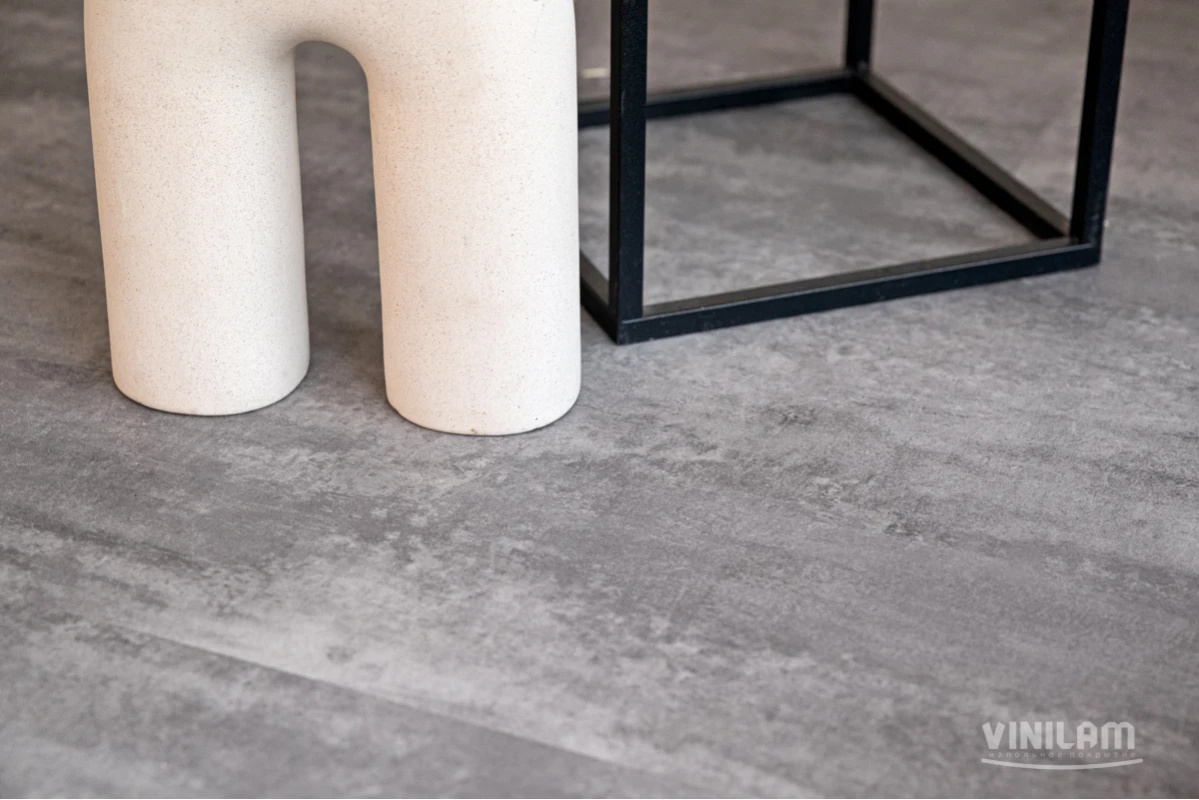 Плитка ПВХ клеевая VINILAM Цемент Серый Ceramo Stone Glue 950х480х2,5 (4,56м2), 4V микро-фаска