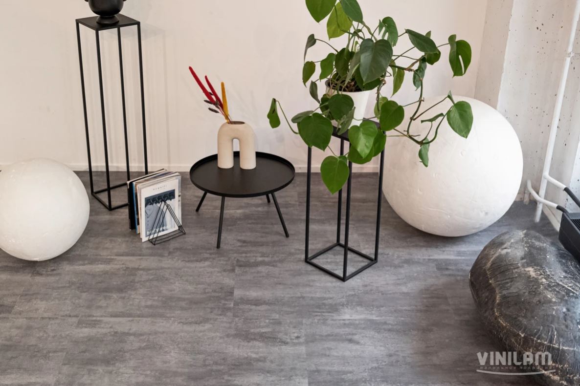Плитка ПВХ клеевая VINILAM Цемент Серый Ceramo Stone Glue 950х480х2,5 (4,56м2), 4V микро-фаска