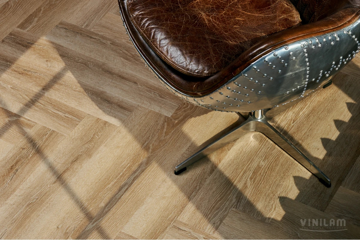 Плитка ПВХ клеевая VINILAM Паркет Классический Herringbone Glue 762х152,4х2,5 (2,79м2), 4V фаска
