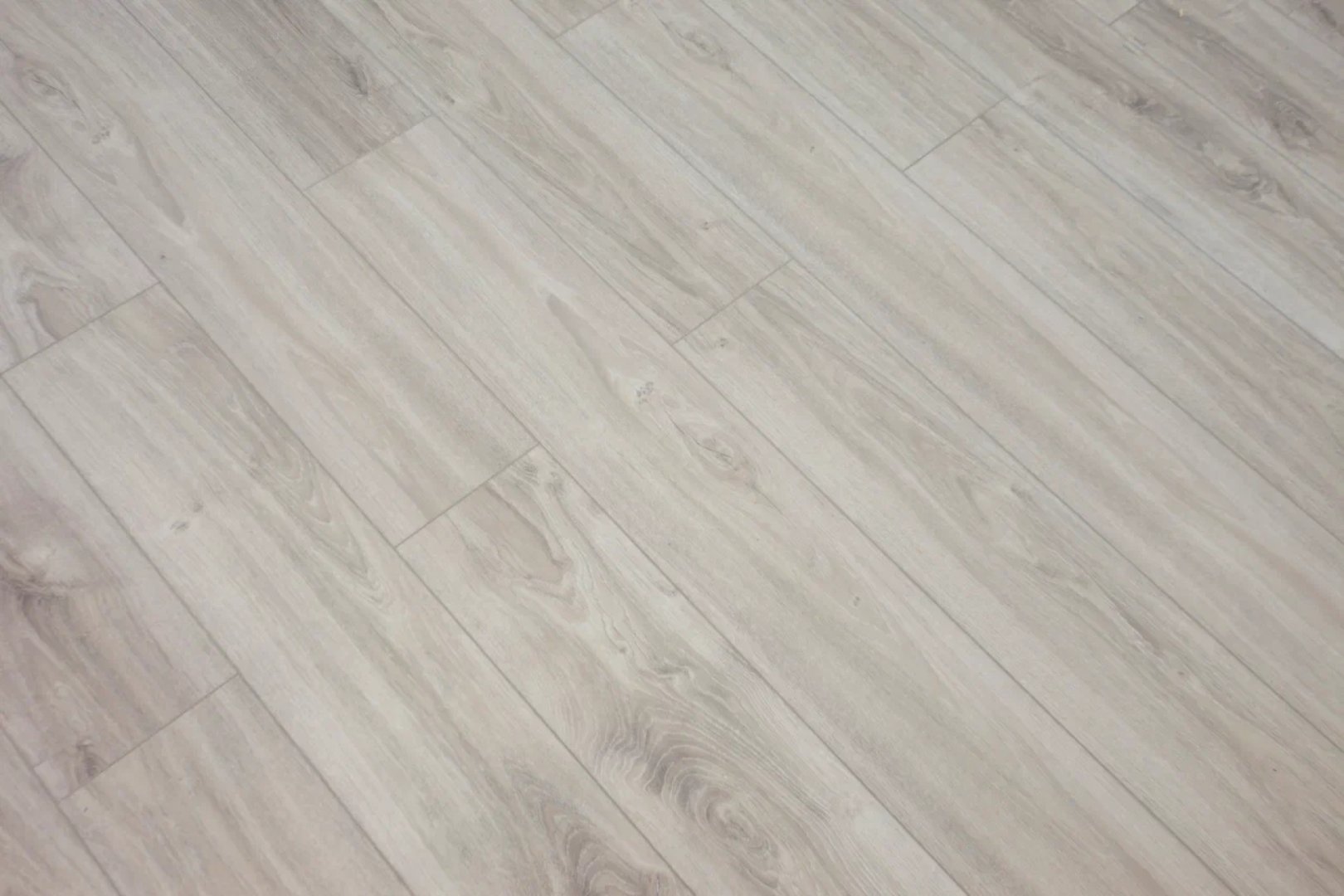 Плитка ПВХ-кварцвинил Damy Floor Дуб Белый Family 1220х180х4 (2,635м2), 4V фаска