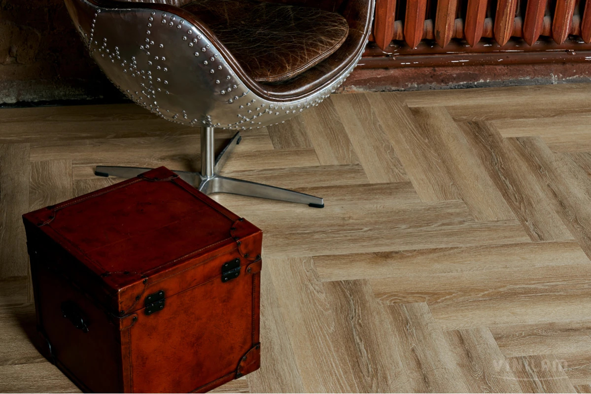 Плитка ПВХ замковая VINILAM Паркет Классический Herringbone 720х120х6,5 (2,07м2), с подложкой, 4V фа
