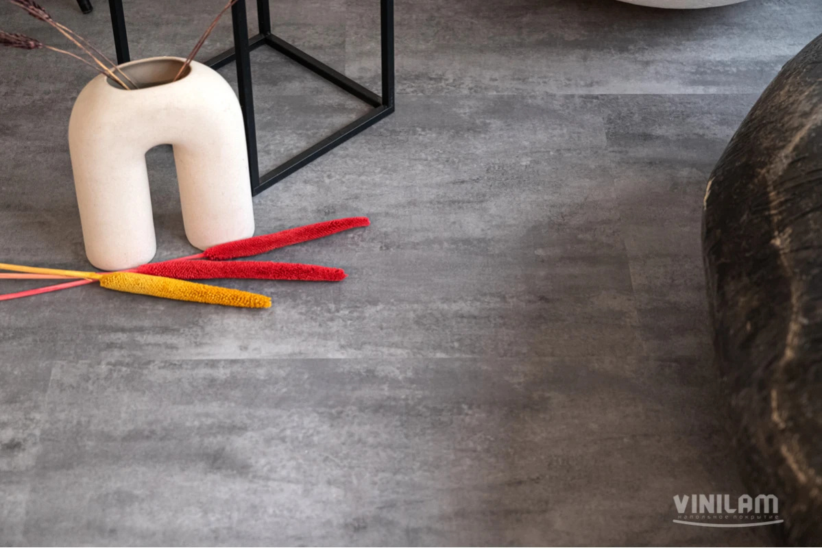 Плитка ПВХ клеевая VINILAM Цемент Серый Ceramo Stone Glue 950х480х2,5 (4,56м2), 4V микро-фаска